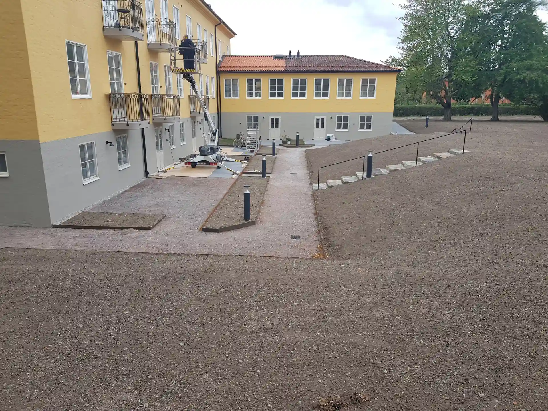 Färdigställd utemiljö med gångar och markarbete vid svensk fastighet
